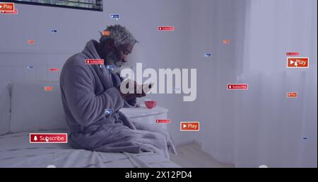 Immagine di icone dei media su un uomo afroamericano anziano che usa lo smartphone Foto Stock