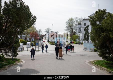 Blick auf die Hauptstraße und den Vorplatz der Seebrücke von Zingst GER, Zingst, Fischland Darß, Ostsee, Meclemburgo-Vorpommern, MV, Reise, Urlaub, Tourismus *** Vista della strada principale e del piazzale del molo di Zingst GER, Zingst, Fischland Darß, Mar Baltico, Meclemburgo-Vorpommern, MV, viaggi, vacanze, turismo Foto Stock