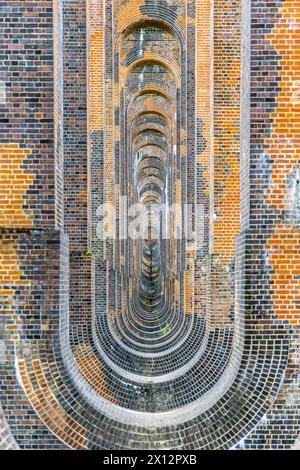 Volte ad arco che sostengono i moli in mattoni del XIX secolo del Viadotto della valle di Ouse vicino a Balcombe, West Sussex, Inghilterra Foto Stock