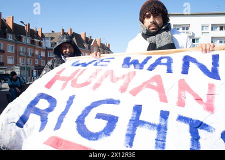 Calais! L'ultima tappa per i migranti sulla strada per il Regno Unito provenienti da varie culture lasciano il luogo con le loro impronte in memoria del loro viaggio Foto Stock