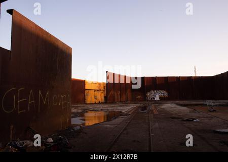 Calais! L'ultima tappa per i migranti sulla strada per il Regno Unito provenienti da varie culture lasciano il luogo con le loro impronte in memoria del loro viaggio Foto Stock