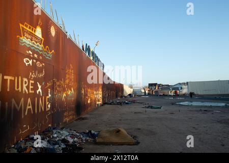 Calais! L'ultima tappa per i migranti sulla strada per il Regno Unito provenienti da varie culture lasciano il luogo con le loro impronte in memoria del loro viaggio Foto Stock