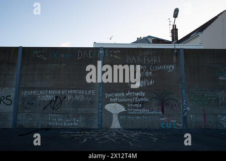 Calais! L'ultima tappa per i migranti sulla strada per il Regno Unito provenienti da varie culture lasciano il luogo con le loro impronte in memoria del loro viaggio Foto Stock