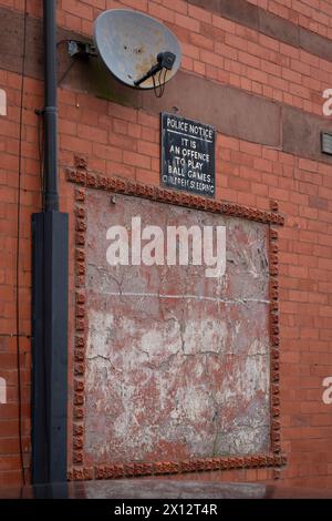 Un cartello per bambini che dormono su un muro ad Anfield, Liverpool Foto Stock