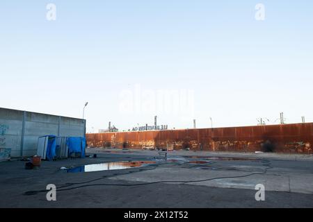 Calais! L'ultima tappa per i migranti sulla strada per il Regno Unito provenienti da varie culture lasciano il luogo con le loro impronte in memoria del loro viaggio Foto Stock