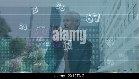 Immagine di numeri ed elaborazione dati su uomo caucasico tramite smartphone Foto Stock