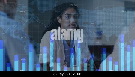 Immagine di grafici, numeri variabili e mappa su diversi medici che discutono dei referti dei pazienti Foto Stock