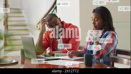 Immagine di più barre di notifica su coppie diverse che calcolano le spese a casa Foto Stock