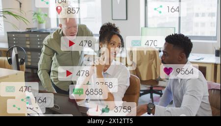 Immagine di più barre di notifica su diversi colleghi che discutono di report sul computer Foto Stock