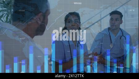 Immagine di grafici, numeri che cambiano, mappa su diversi colleghi che discutono in ospedale Foto Stock
