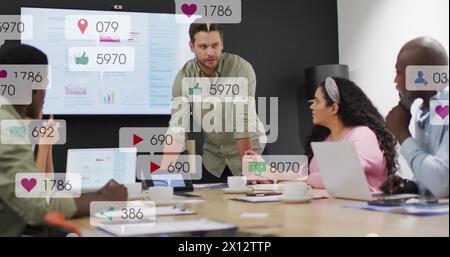 Immagine di più barre di notifica su diversi colleghi che discutono i rapporti in ufficio Foto Stock