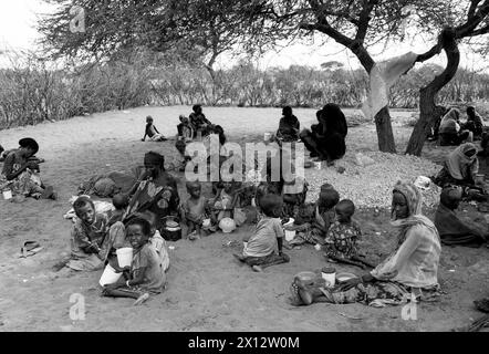 KEN , KENIA : Familien , Die Opfer der Duerre geworden sind , Warten in einem feeding Centre in Wajir , Juni 1992 KEN , KENYA : le vittime della siccità aspettano in un centro di alimentazione a Wajir , giugno 1992 *** KEN , KENYA le vittime della siccità aspettano in un centro di alimentazione a Wajir , giugno 1992 KEN , KENYA vittime della siccità aspettano in un centro di alimentazione a Wajir , giugno 1992 Foto Stock