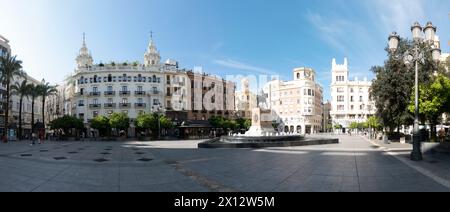 Cordova, Spagna - 16 marzo 2024: Vista sulla trafficata piazza Las Tendillas, situata nel centro di Cordova, Andalusia. Foto Stock