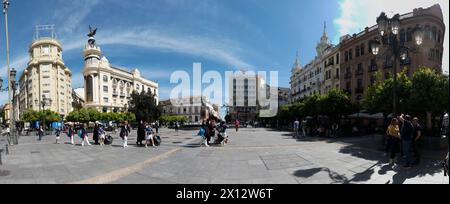 Cordova, Spagna - 16 marzo 2024: Vista sulla trafficata piazza Las Tendillas, situata nel centro di Cordova, Andalusia. Foto Stock