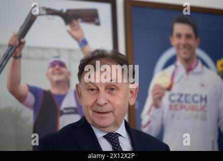 Praga, Repubblica Ceca. 15 aprile 2024. Il diplomatico ceco Michael Zantovsky partecipa ad un incontro in occasione dei 100 giorni di apertura dei Giochi Olimpici di Parigi, il 15 aprile 2024, a Praga, Repubblica Ceca. Crediti: Michaela Rihova/CTK Photo/Alamy Live News Foto Stock