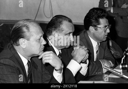 (f.l.T.r.): Karl Blecha, Fred Sinowatz e Heinz Fischer durante una conferenza stampa dopo una riunione SPOE del 5 maggio 1986 a Vienna. - 19860505 PD0003 - Rechteinfo: Diritti gestiti (RM) Foto Stock