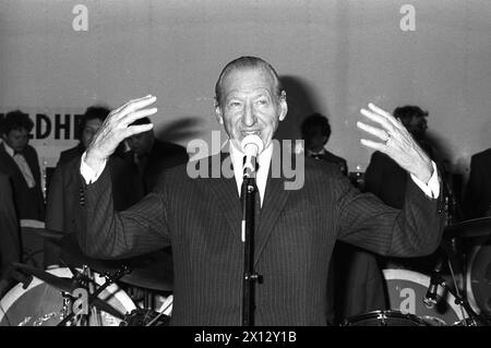 Vienna, 04.05.1986: 13. Elezioni presidenziali austriache del 1986. Waldheim ha mancato la vittoria elettorale per un solo 0,5%, ma è stato il vero vincitore: Il Dr. Kurt Waldheim sventolava a una grande folla che ha fatto il cappello per andare al secondo turno nelle votazioni dell'8 giugno. - 19860504 PD0013 - Rechteinfo: Diritti gestiti (RM) Foto Stock