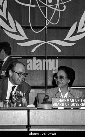 Hans Blix (l.), direttore generale dell'Agenzia internazionale per l'energia atomica (AIEA) e Artari Sudirdjo, presidente della riunione, in una conferenza stampa tenutasi presso la sede dell'ONU di Vienna il 21 maggio 1986, dopo una convenzione straordinaria sulla maggiore sicurezza nelle centrali nucleari civili. - 19860521 PD0020 - Rechteinfo: Diritti gestiti (RM) Foto Stock