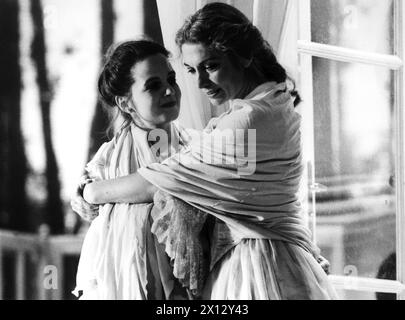 Emanuela von Frankenberg (l., Verotschka) ed Erika Pluhar (r., Natalja) nell'opera teatrale di Iwan Turgenjew "Ein Monat auf dem Lande" (un mese in campagna), catturata il 17 maggio 1986. - 19860517 PD0005 - Rechteinfo: Diritti gestiti (RM) Foto Stock