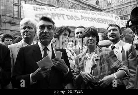 Dimostrazione contro la centrale nucleare di Chernobyl e l'energia nucleare in generale il 15 maggio 1986 a Vienna. Nella foto: Il sindaco di Vienna Helmut Zilk (l.) e Marlies Flemming, presidente delle donne OEVP, sono stati accolti con urla dai dimostranti. - 19860515 PD0008 - Rechteinfo: Diritti gestiti (RM) Foto Stock