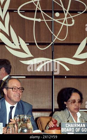 Hans Blix (l.), direttore generale dell'Agenzia internazionale per l'energia atomica (AIEA), e Artari Sudirdjo, presidente dell'incontro, durante una conferenza stampa tenutasi presso la sede dell'ONU di Vienna il 21 maggio 1986, dopo una straordinaria convenzione sulla maggiore sicurezza nelle centrali nucleari civili. - 19860521 PD0018 - Rechteinfo: Diritti gestiti (RM) Foto Stock