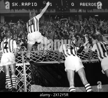 Vienna il 27 settembre 1989: Giocatori e tifosi rapidi tifosi tifosi esultano dopo la vittoria 1:0 del Rapid contro l'Aberdeen alla Coppa UEFA di Vienna. - 19860527 PD0015 - Rechteinfo: Diritti gestiti (RM) Foto Stock