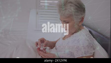 Immagine del trattamento dei dati su donna caucasica anziana con pillole Foto Stock