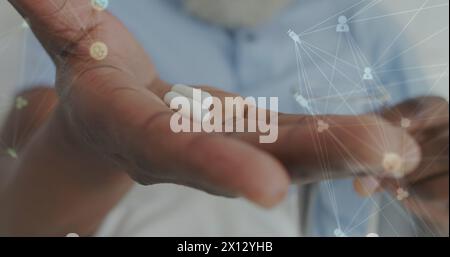 Immagine del trattamento dei dati su un uomo afroamericano anziano con pillole Foto Stock