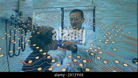 Connessioni a microprocessore contro il medico asiatico maschio che insegna ad usare l'inalatore di asma per il ragazzo caucasico Foto Stock