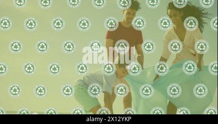 Immagine delle icone dell'ecologia sulla famiglia birazziale che separa i rifiuti Foto Stock