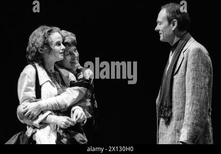 La foto del 14 dicembre 1986 mostra una scena del gabbiano di Anton Chekhov messa in scena nell'Akademietheater di Vienna. (l-r): Emanuela von Frankenberg nel ruolo di Nina Michailowna Sarjetschnaja, Elisabeth Orth nel ruolo di Irina Nikolajewna Arkadina e Joachim Bissmeier nel ruolo di Boris Aleksejewitsch Trigorin. - 19861212 PD0004 - Rechteinfo: Diritti gestiti (RM) Foto Stock