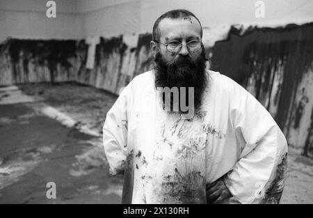 Hermann Nitsch, pittore e rappresentante di Wiener Aktionismus, catturato a Vienna il 20 febbraio 1987.ATTENZIONE: SI APPLICA UNA TARIFFA SPECIALE! - 19870220 PD0008 - Rechteinfo: Diritti gestiti (RM) Foto Stock