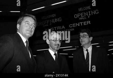 La foto scattata il 22 aprile 1987 in occasione dell'apertura del centro conferenze di Vienna mostra il cancelliere austriaco Franz Vranitzky (l.), il vice ministro delle finanze saudita Osama Faquih (m.) e il ministro delle finanze austriaco Ferdinand Lacina. - 19870422 PD0004 - Rechteinfo: Diritti gestiti (RM) Foto Stock