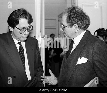 La foto è stata scattata il 5 maggio 1987 in occasione di un incontro al vertice tra rappresentanti governativi e curatori e mostra il ministro delle finanze austriaco Ferdinand Lacina (l.) e il curatore del 'Kunsthistorisches Museum' Hermann Fillitz. - 19870505 PD0002 - Rechteinfo: Diritti gestiti (RM) Foto Stock