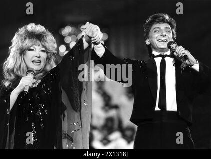 La foto è stata scattata il 18 maggio 1987 in occasione del festival di apertura del nuovo centro congressi "Austria Center Vienna" e mostra la pop star americana Barry Manilow e il suo collega rock sovietico alla Pugatschowa (l.). - 19870518 PD0006 - Rechteinfo: Diritti gestiti (RM) Foto Stock