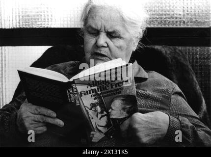 La foto è stata scattata il 24 settembre 1987 e mostra Paula Lichtl, la governante di Sigmund Freund che leggeva nel suo libro "Everyday Live with the Freud Familiy". - 19870924 PD0005 - Rechteinfo: Diritti gestiti (RM) Foto Stock