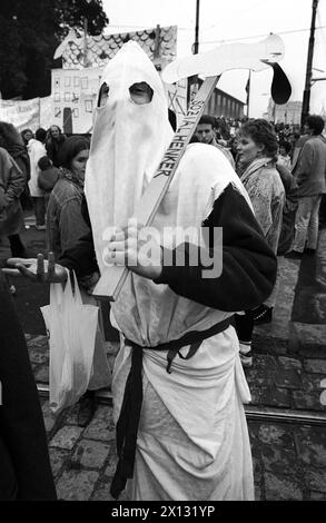 La foto è stata scattata il 24 ottobre 1987 in occasione di un'enorme manifestazione con 10,000 partecipanti contro la disoccupazione e i tagli al benessere sociale e all'istruzione e mostra un manifestante vestito da carnefice. - 19871024 PD0006 - Rechteinfo: Diritti gestiti (RM) Foto Stock