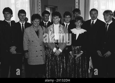 Il Cancelliere federale austriaco Franz Vranitzky, il ministro Hilde Hawlicek e il presidente dell'OEOC (Comitato Olimpico austriaco) hanno dato il benvenuto alla squadra austriaca dei Giochi Olimpici invernali di Calgary. Nella foto (F.l.T.r.): Hadschieff, Strolz, Gstrein, Wolf, Aschenwald, Sulzenbacher e Csar. - 19880408 PD0007 - Rechteinfo: Diritti gestiti (RM) Foto Stock