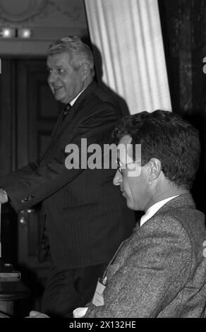 Vienna il 2 maggio 1988: (f.l.T.r.) Herbert Krejci (Segretario generale della Federazione dell'industria austriaca) e il Dr. Wolfgang Vyslozil (Amministratore delegato dell'Agenzia di stampa austriaca). - 19880502 PD0011 - Rechteinfo: Diritti gestiti (RM) Foto Stock