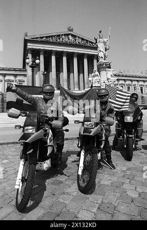 Vienna il 29 maggio 1988: Inizio del primo tour in bicicletta "occidentale" attraverso l'URSS, parallelo al vertice del parlamento di Vienna. Un gruppo di 30 americani, austriaci, tedeschi e francesi guidarono da Budapest a Minsk e Mosca. Il tour è stato organizzato dall'agenzia di viaggi tirolese "Edelweiss Bike Travel". Nella foto: Motociclisti davanti al parlamento. - 19880526 PD0002 - Rechteinfo: Diritti gestiti (RM) Foto Stock