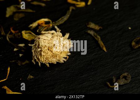 tè verde secco con fiori di gelsomino, calendula, fette di ananas, tè verde di alta qualità con additivi per gusto e olfatto Foto Stock