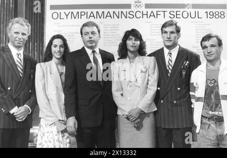 Vienna il 30 agosto 1988: Presentazione della squadra austriaca Olympia per Seoul nell'alto Belvedere. (f.l.T.r.): Hubert Raudaschl (vela), Elisabeth Bergman (ginnastica), il Cancelliere federale Dr. Franz Vranitzky, Barbara Paulus (tennis), Peter Seisenbacher e Josef Reiter (entrambi judo). - 19880830 PD0003 - Rechteinfo: Diritti gestiti (RM) Foto Stock