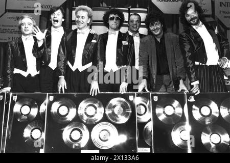 Vienna il 14 ottobre 1988: Gli artisti pop comici di 'EAV' (First General Uncertainty) sono stati premiati con il disco di platino nel loro decimo anniversario. - 19881014 PD0008 - Rechteinfo: Diritti gestiti (RM) Foto Stock