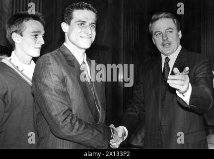 Il Cancelliere federale austriaco Franz Vranitzky (r.) con il Daviscup-Team austriaco Stefan Lochbichler (l.) e Alexander Antonitsch (c.) il 31 gennaio 1989. - 19890131 PD0014 - Rechteinfo: Diritti gestiti (RM) Foto Stock