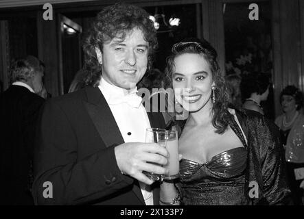 Il cantante austriaco Reinhold Bilgeri e la sua fidanzata Beatrix Kopf al ballo dell'Opera di Vienna il 2 febbraio 1989. - 19890202 PD0006 - Rechteinfo: Diritti gestiti (RM) Foto Stock