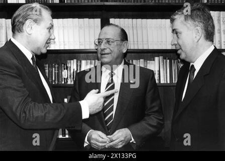 (f.l.T.r.) il ministro degli interni austriaco uscente Karl Blecha, il ministro degli interni della Germania Ovest Friedrich Zimmermann e il ministro degli interni austriaco Franz Loeschnak, durante una riunione tenutasi presso l'ambasciata della Germania Ovest a Vienna il 2 febbraio 1989. - 19890202 PD0007 - Rechteinfo: Diritti gestiti (RM) Foto Stock