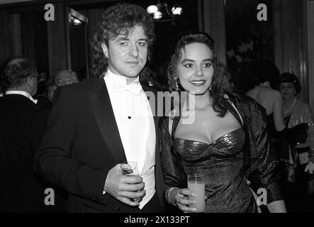 Il cantante austriaco Reinhold Bilgeri e la sua fidanzata Beatrix Kopf al ballo dell'Opera di Vienna il 2 febbraio 1989. - 19890203 PD0020 - Rechteinfo: Diritti gestiti (RM) Foto Stock