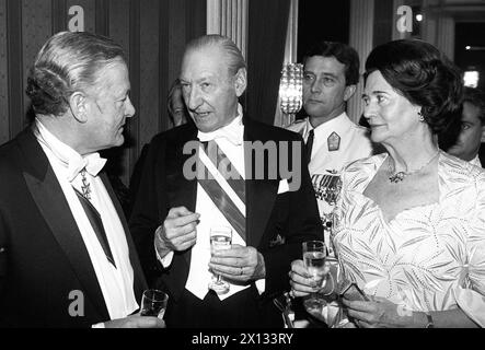 (f.l.T.r.) il primo ministro bavarese Max Streibl, il presidente federale austriaco Kurt Waldheim e sua moglie Elisabeth al ballo dell'Opera del 1989 il 3 febbraio 1989. - 19890203 PD0035 - Rechteinfo: Diritti gestiti (RM) Foto Stock