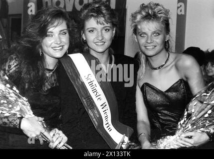 Concorso di bellezza regina a Vienna il 26 febbraio 1989. Nella foto: La donna più bella di Vienna, Susanne Bretterklieber (c.), insieme a Claudia Diesel (2° posto, r.) e Silvia Janisch (3° posto, l.), che è la fidanzata del portiere Franz Wolfarth. - 19890226 PD0007 - Rechteinfo: Diritti gestiti (RM) Foto Stock