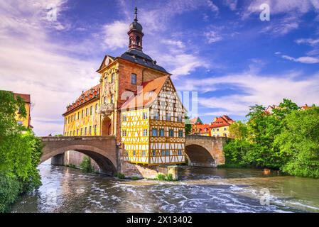 Bamberga, Germania. Affascinante piccola città della Franconia con un cielo colorato incredibile e riflesso sull'acqua del fiume Regnitz. Foto Stock